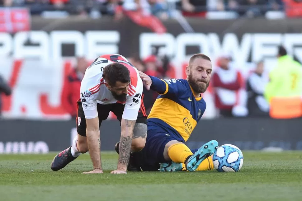 TRABADO. Boca se replegó cerca de su arco y le impidió a River tener libertad para mover la pelota de tres cuartos de cancha en adelante. El duelo fue friccionado. telAM