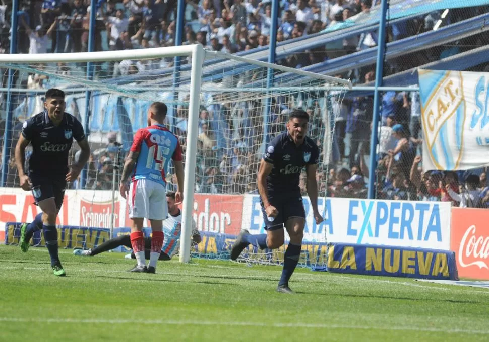 FESTEJO DESENFRENADO. Ortiz sale al córner a abrazar a Castellani por la asistencia y es seguido por Díaz, a quien -en principio- debería haber ido la pelota. la gaceta / foto de antonio ferroni