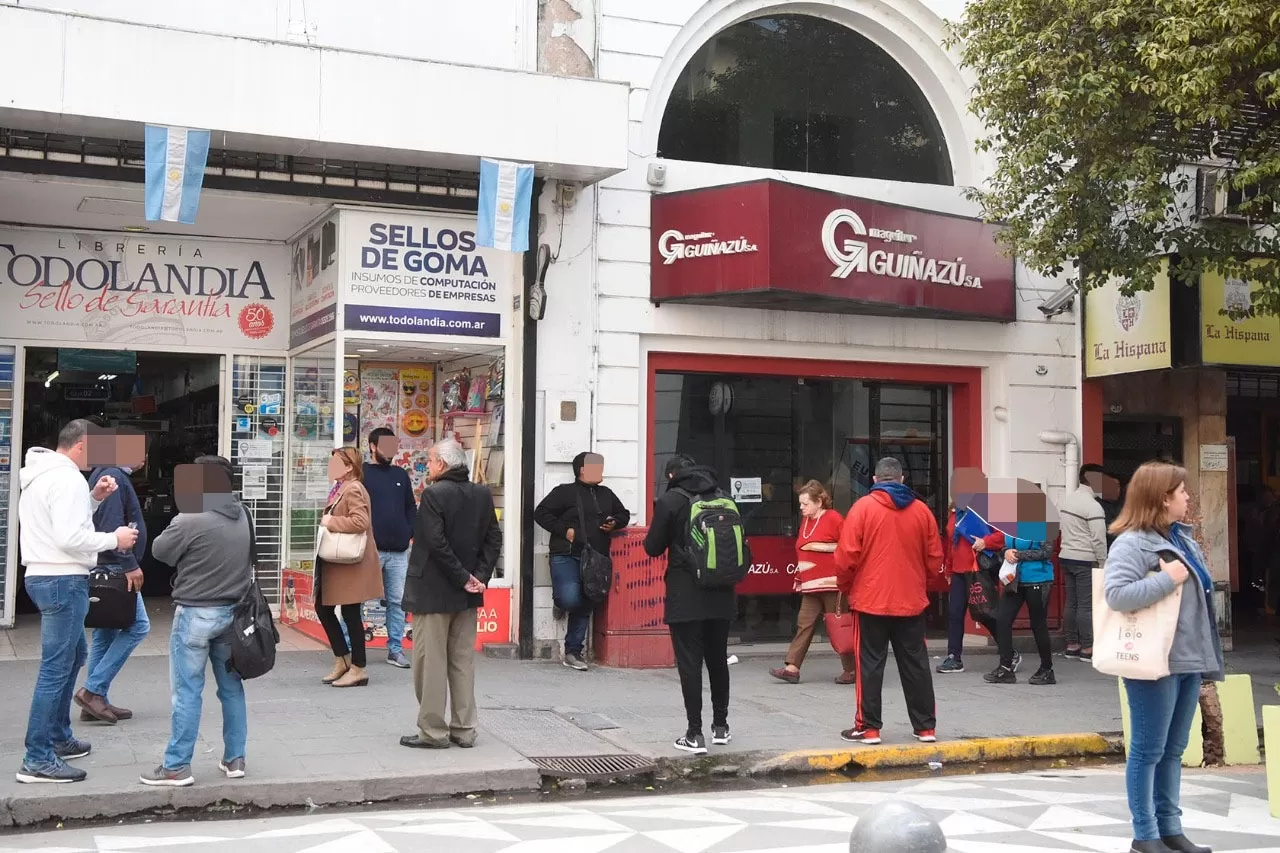 Cambio, Cambio vocean los arbolitos, mientras la gente camina por la city tucumana.