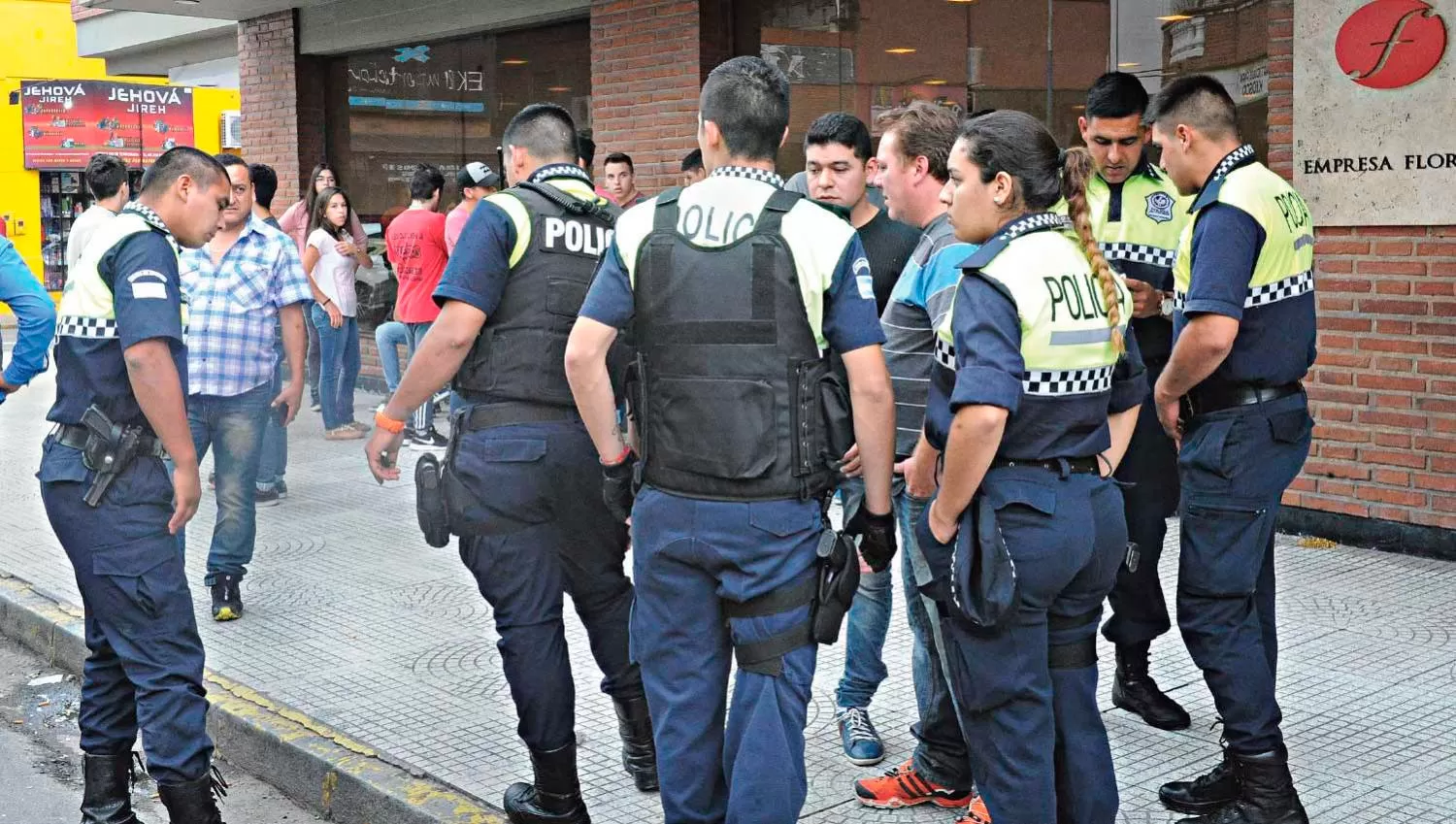 ASESINATO DE LOS POLICÍAS. El día de los velorios.