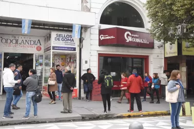 El dólar oficial cerró estable, pero el blue continuó con su escalada