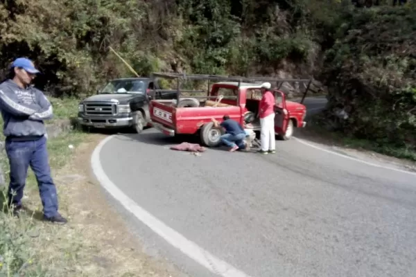 Una vieja camioneta perdió una rueda en el acceso a San Javier