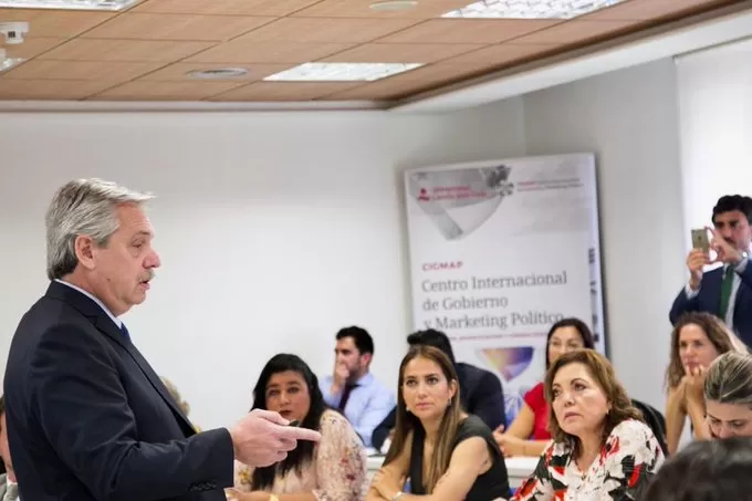 EN MADRID. Fernández dio clases en una universidad española.