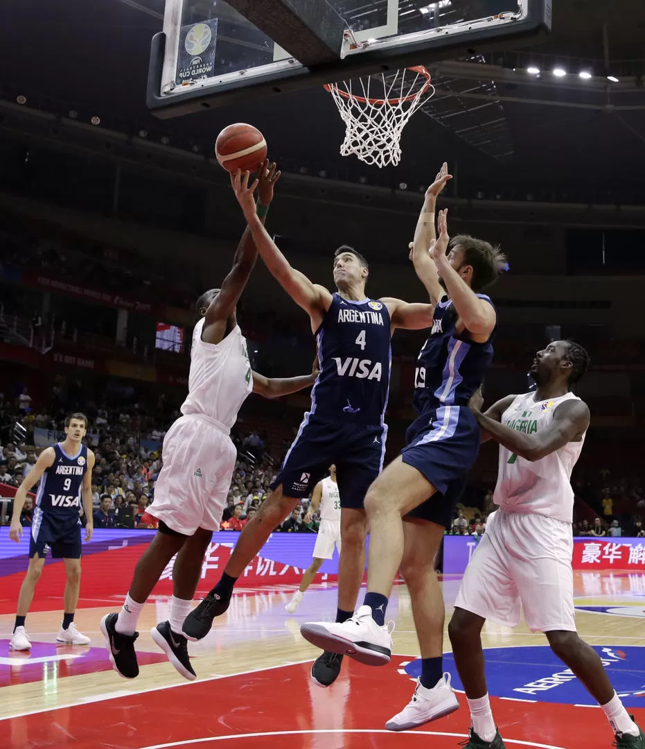 LA FIGURA. Luis Scola se lució en la victoria argentina ante Nigeria, que le permitió el pase de ronda. reuters