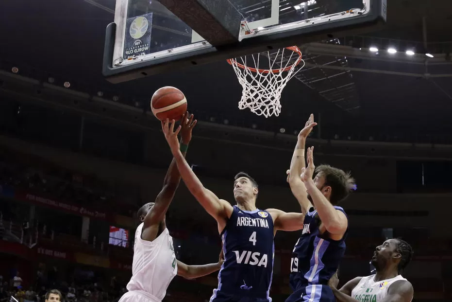 LA FIGURA. Luis Scola se lució en la victoria argentina ante Nigeria, que le permitió el pase de ronda. reuters