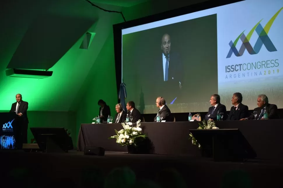 HABLA MANZUR. Las autoridades de la mesa que presidía el acto, coincidieron con el gobernador sobre el futuro de la energía renovable a partir de la caña   la gaceta / foto de inés quinteros orio 