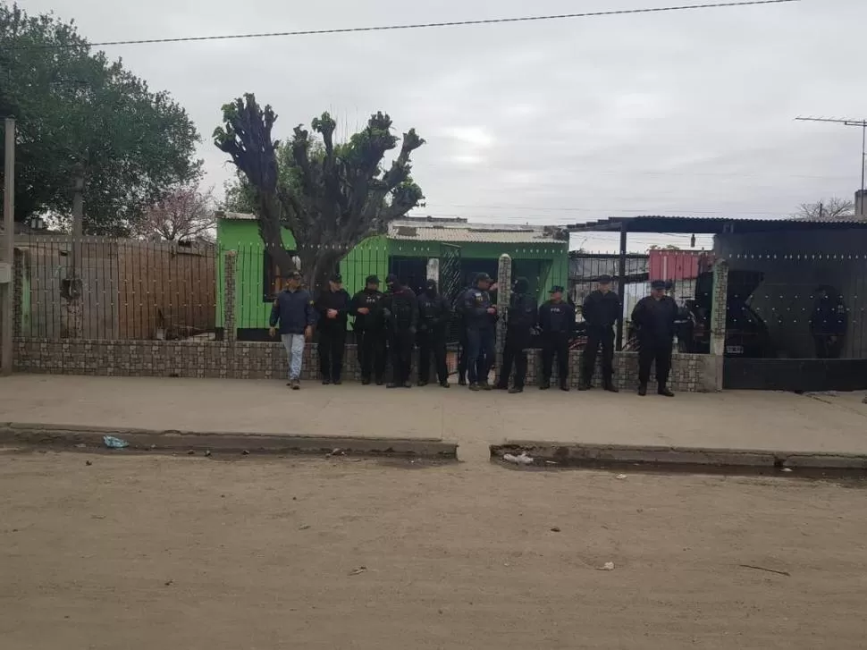 OPERATIVO. Los agentes federales detuvieron a una pareja en Villa Nueva. 