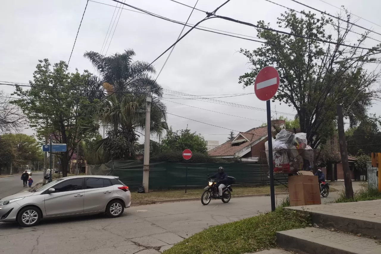 MANO ÚNICA. Los conductores deberán estar atentos. 