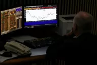 En la Bolsa, un martes “negro” arrasó con acciones y bonos