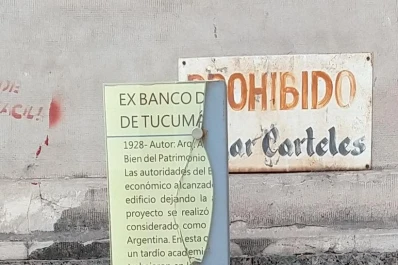 Un cartel vandalizado testimonia que la capital es una “ciudad atacada”