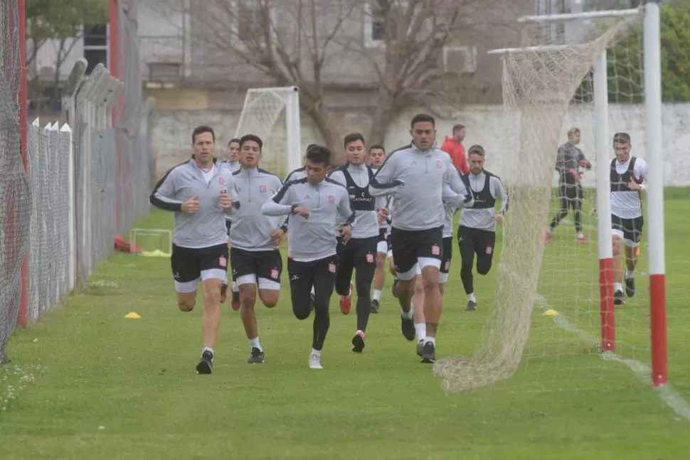 TODOS CORREN. Rodrigo Moreira, Lucas Diarte y Sebastián Matos encabezan la fila de jugadores del “Santo” durante la práctica efectuada ayer en las instalaciones del complejo “Natalio Mirkin”. la gaceta / foto de franco vera 