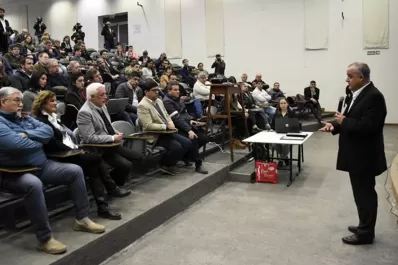 Noguera presentó el proyecto de tren elevado en la Facultad de Arquitectura