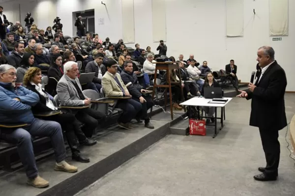 Noguera presentó el proyecto de tren elevado en la Facultad de Arquitectura