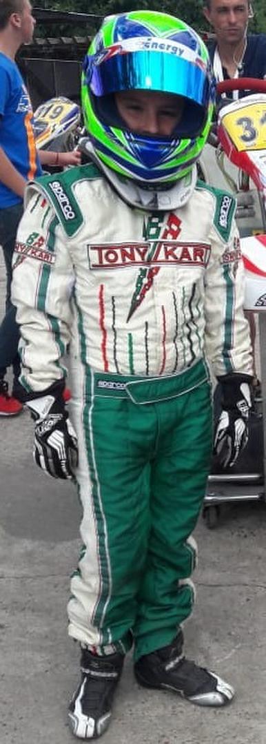 EQUIPADO. Lorenzo, como su hermano, se arma con todo lo necesario para competir.  