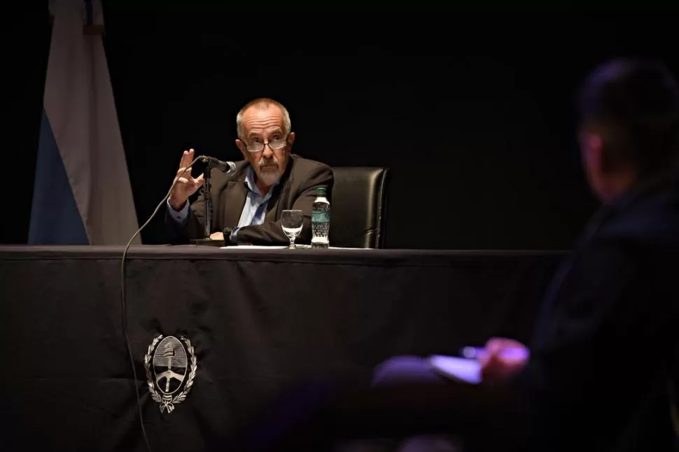 DIRECTOR DEL PROCESO Y PROMOTOR DEL JUICIO POR JURADOS. Mario Juliano en el estrado del Teatro Alberdi. la gaceta / fotos de juan pablo sánchez noli