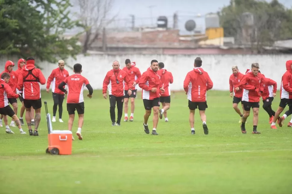 COMPENETRADOS EN VOLVER A GANAR. Los jugadores “santos” trabajan con todo con la idea fija de volver a sumar de a tres jugando ante su gente, en La Ciudadela. LA GACETA/FOTO DE ANALÍA JARAMILLO