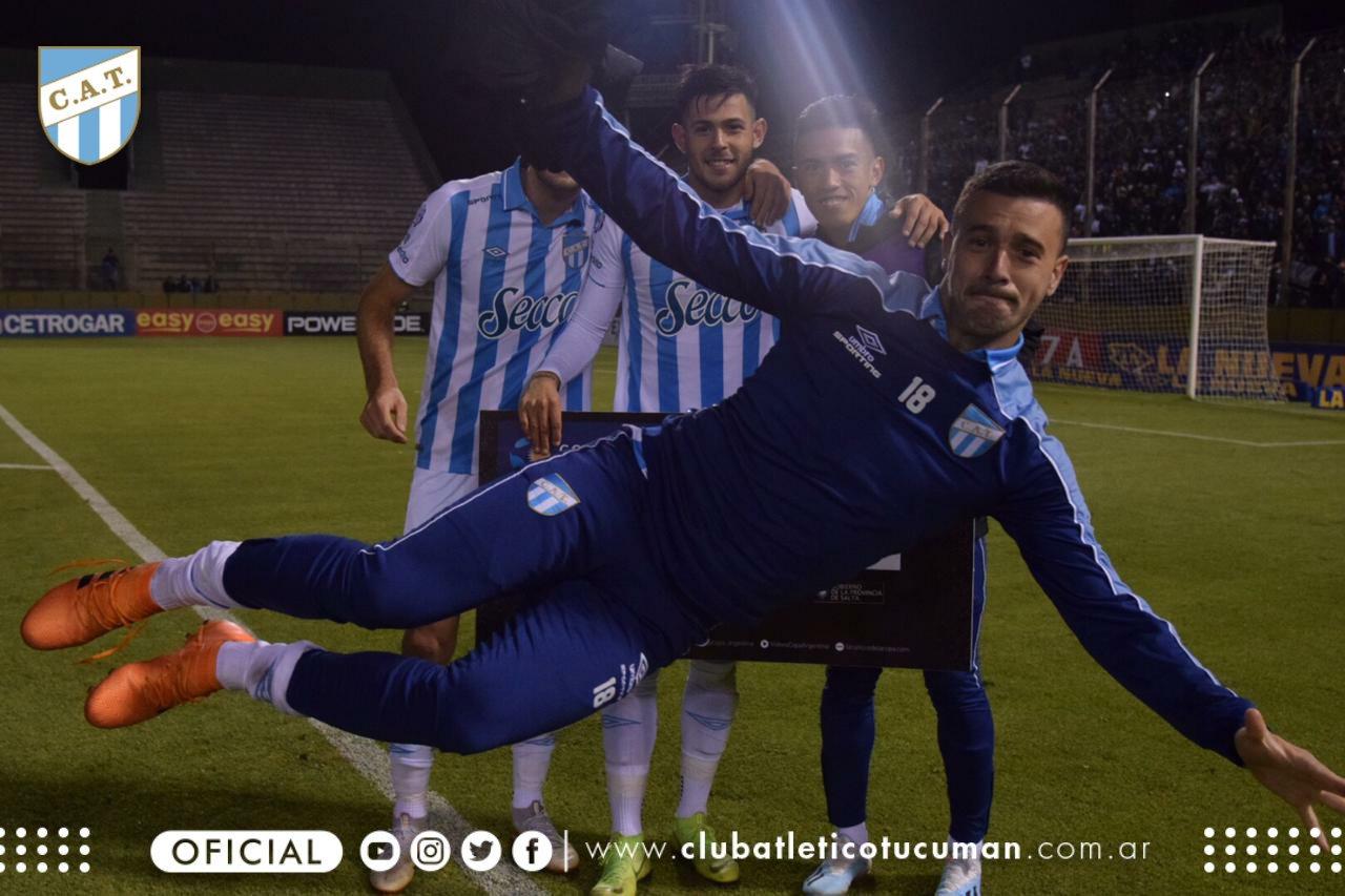 El Loco Díaz intentó huir del estadio con el cheque de la Copa Argentina