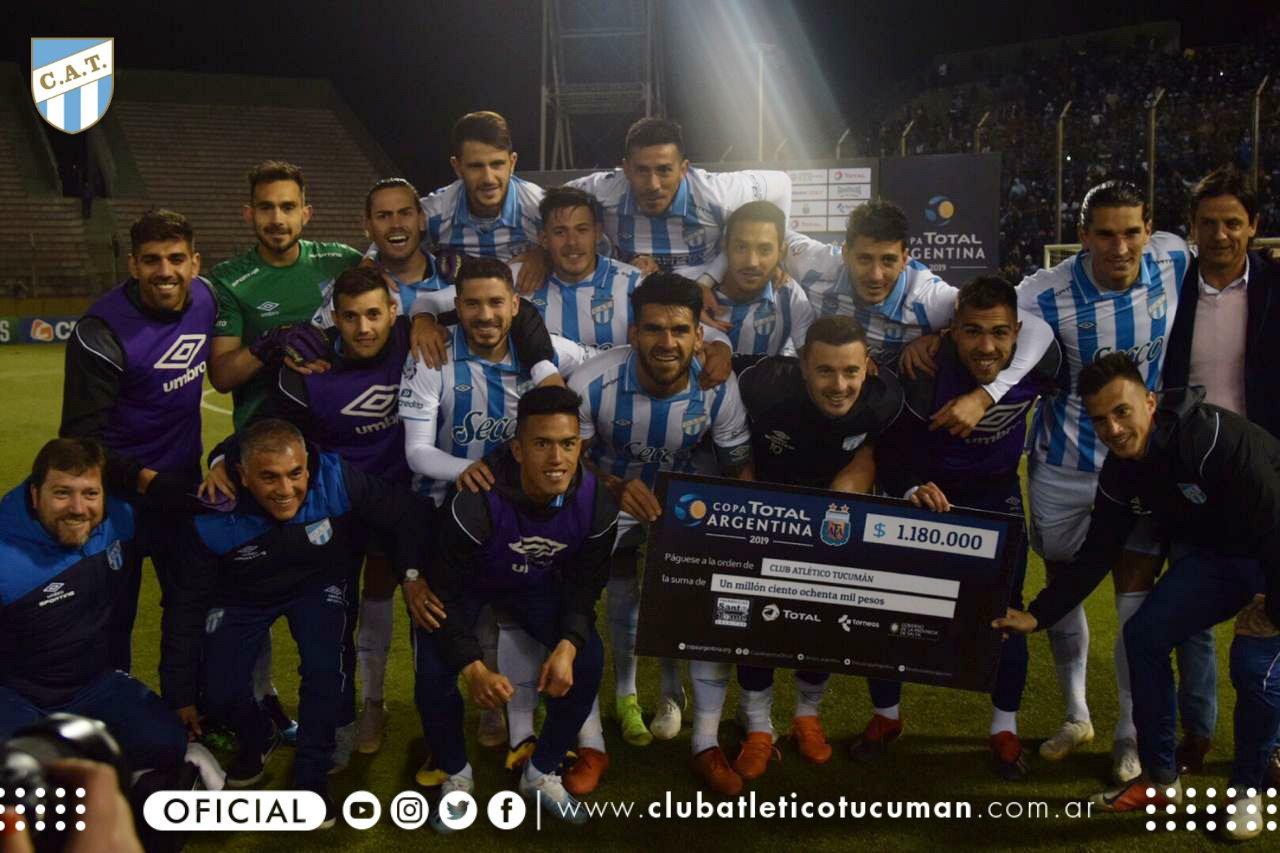 El Loco Díaz intentó huir del estadio con el cheque de la Copa Argentina