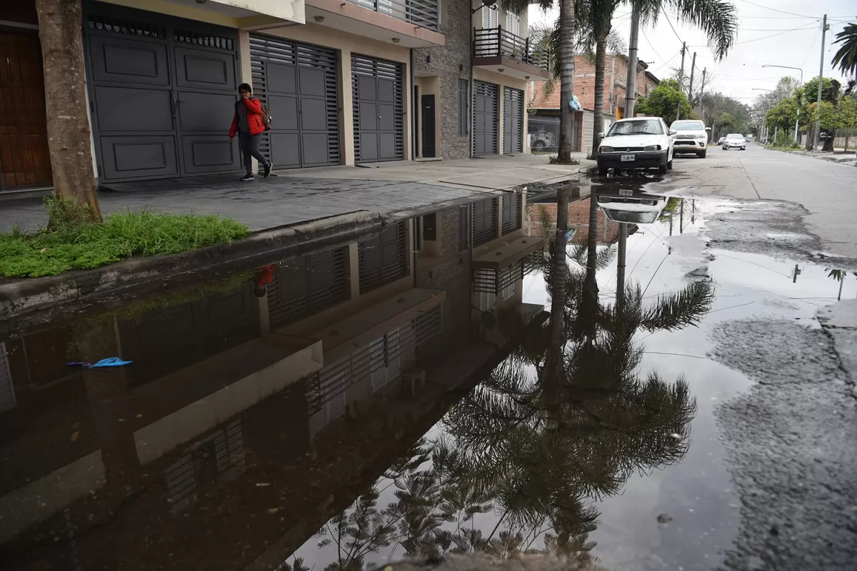 PROBLEMA. Los vecinos se quejan por la proliferación de líquidos cloacales. LA GACETA/FOTO DE OSVALDO RIPOLL