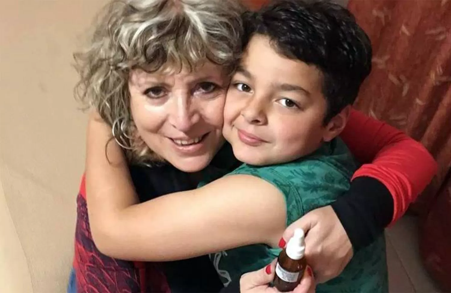 Joaquín, su abuela Eugenia y el gotero con la medicina que le cambió la vida