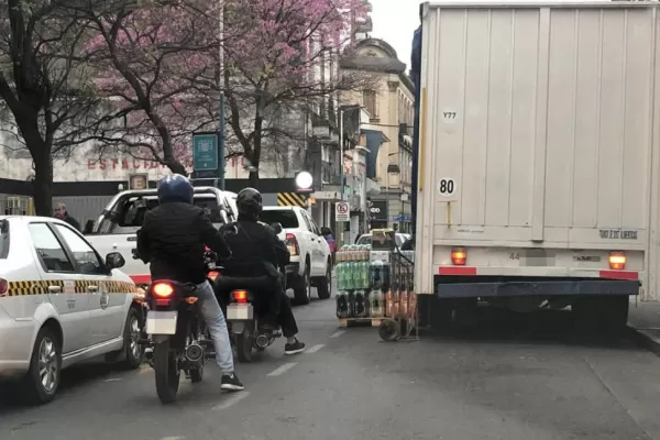 Operarios y conductores en peligro por descargas en pleno centro