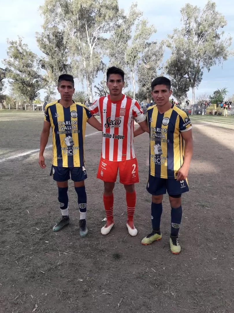 EN LA CANCHA. Gustavo (con la camiseta de San Martín), es rodeados por César y Roque, luciendo la del “Paulistano”.  