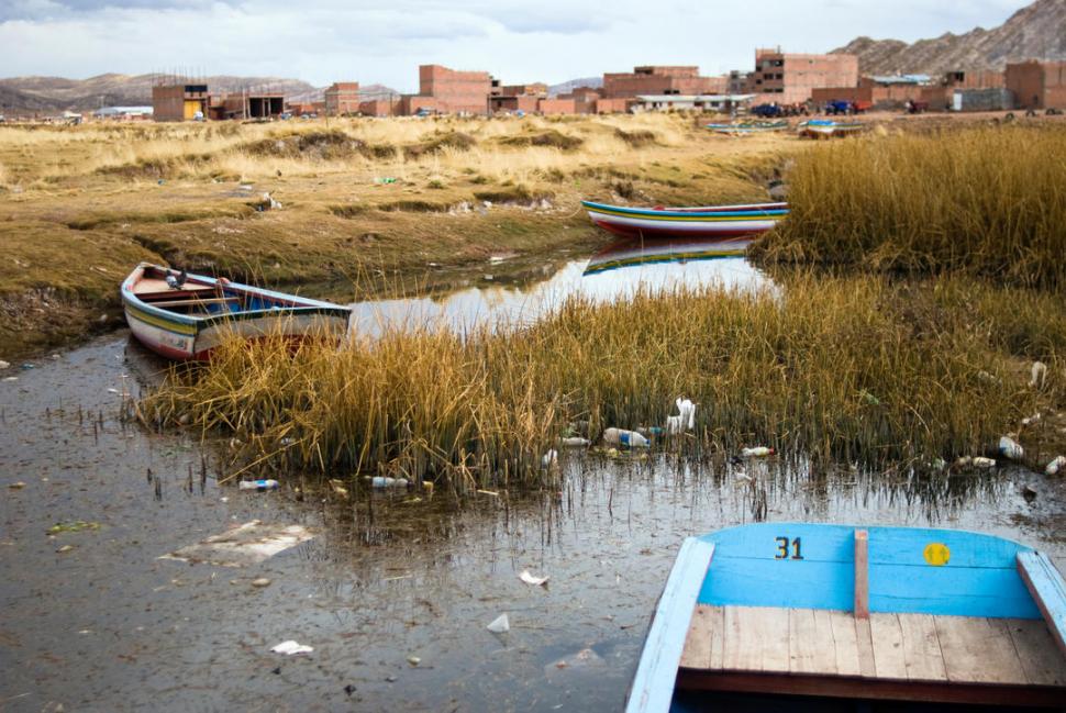 ARRASTRE. La basura llega a la costa del lago por el río Desaguadero.   