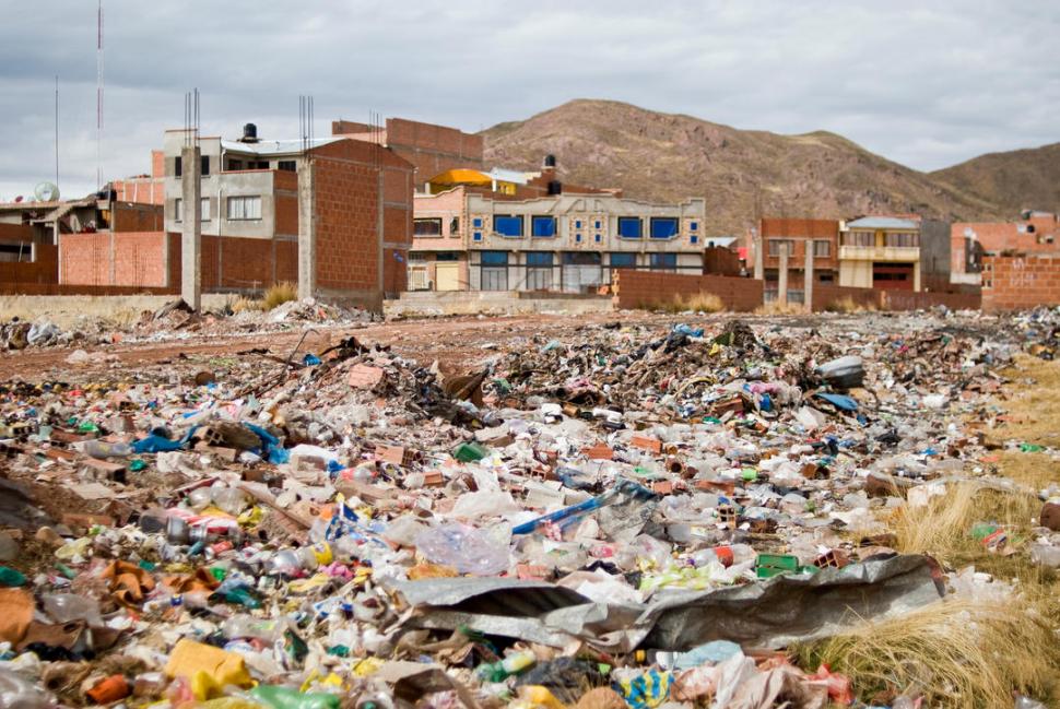 BASURAL Los desechos cubren las afueras de la villa de Desaguadero.   