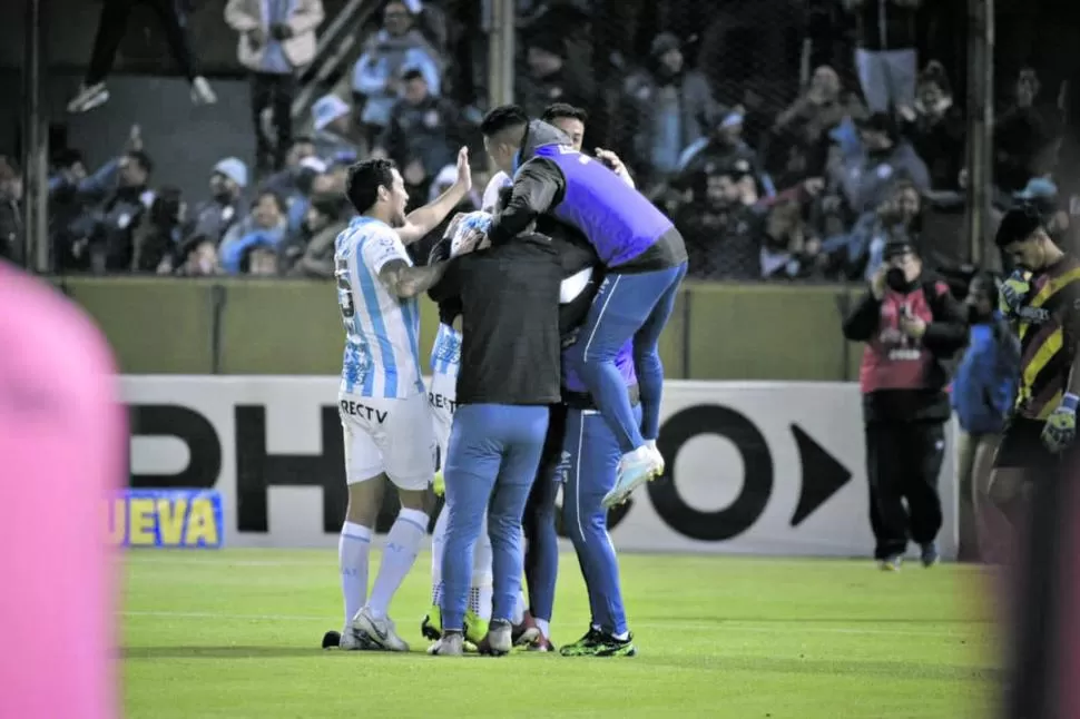 MONTAÑA DE FELICIDAD. Jugadores titulares y suplentes aplastaron a Alejandro Sánchez luego de que este atajara el penal decisivo, el miércoles. Atlético debió haber ganado antes pero celebró igual. la gaceta / foto de marcelo miller