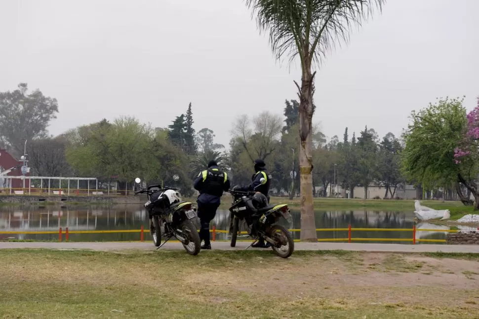 ATENTOS. Policías del 911 vigilan en el sector del parque 9 de Julio. 