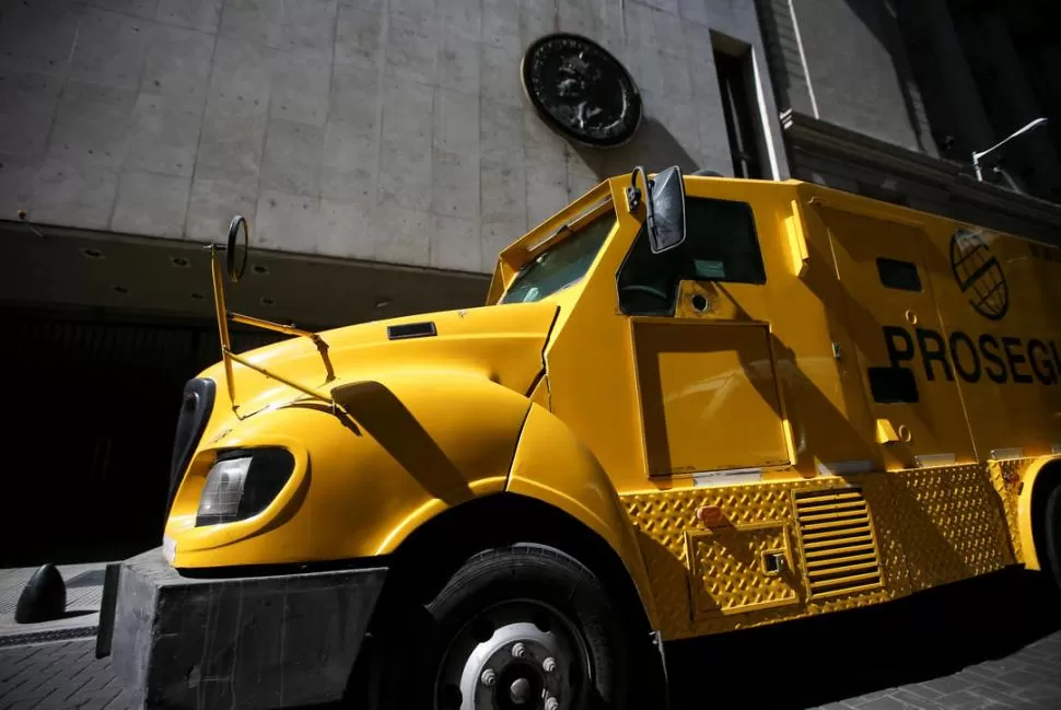 ESCASO MOVIMIENTO. Los precios de la divisa de EEUU operaron con relativa estabilidad en un escenario de recortado volumen de negocios. reuters 