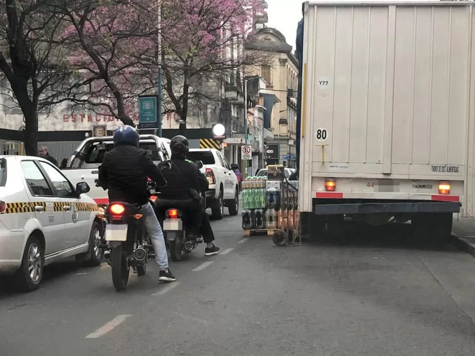 Operarios y conductores en peligro por descargas en pleno centro