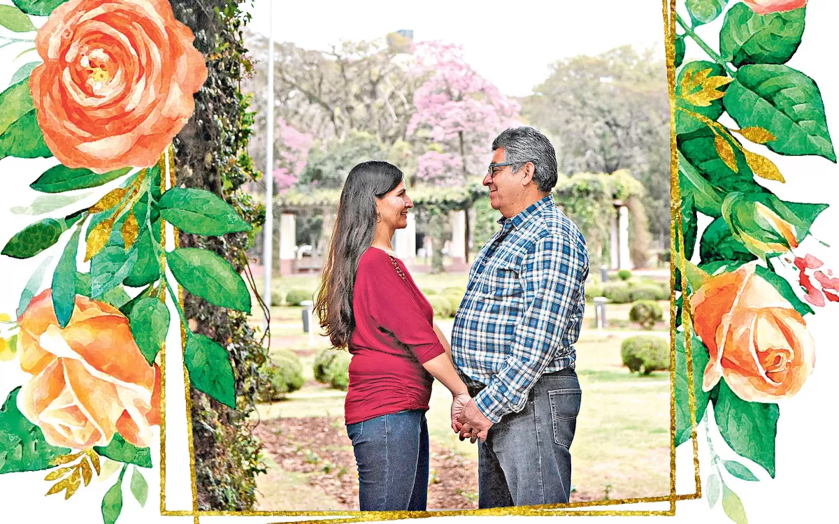 Norma y Carlos posan en El Rosedal.