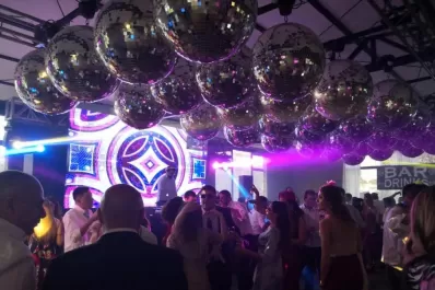 Música y luces: Deheza le pone color y ritmo a tu fiesta