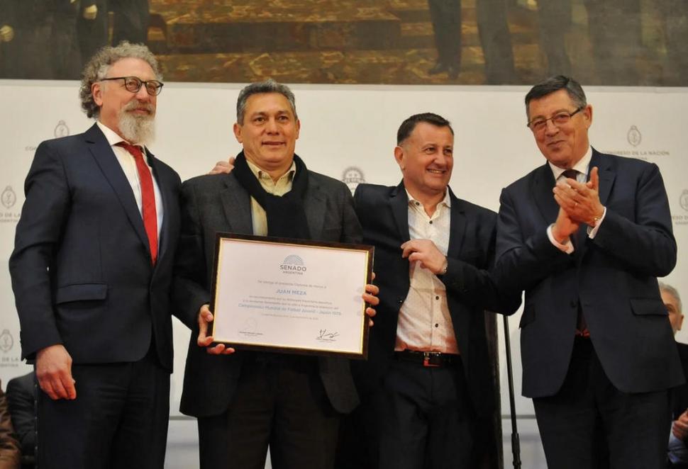 HOMENAJE. Parte del plantel que jugó aquel torneo juvenil en Japón, junto con e técnico César Luis Menotti, fueron distinguidos por el Senado de la Nación, al cumplirse 40 años de haber conseguido el título twitter@Argentina