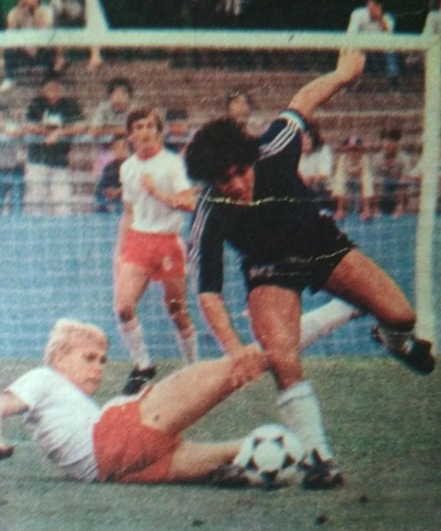 HOMENAJE. Parte del plantel que jugó aquel torneo juvenil en Japón, junto con e técnico César Luis Menotti, fueron distinguidos por el Senado de la Nación, al cumplirse 40 años de haber conseguido el título twitter@Argentina