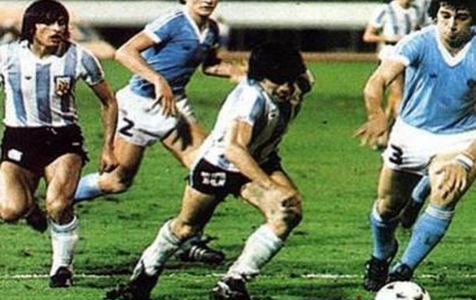 HOMENAJE. Parte del plantel que jugó aquel torneo juvenil en Japón, junto con e técnico César Luis Menotti, fueron distinguidos por el Senado de la Nación, al cumplirse 40 años de haber conseguido el título twitter@Argentina