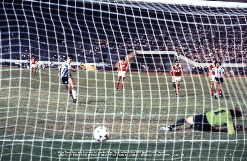 HOMENAJE. Parte del plantel que jugó aquel torneo juvenil en Japón, junto con e técnico César Luis Menotti, fueron distinguidos por el Senado de la Nación, al cumplirse 40 años de haber conseguido el título twitter@Argentina