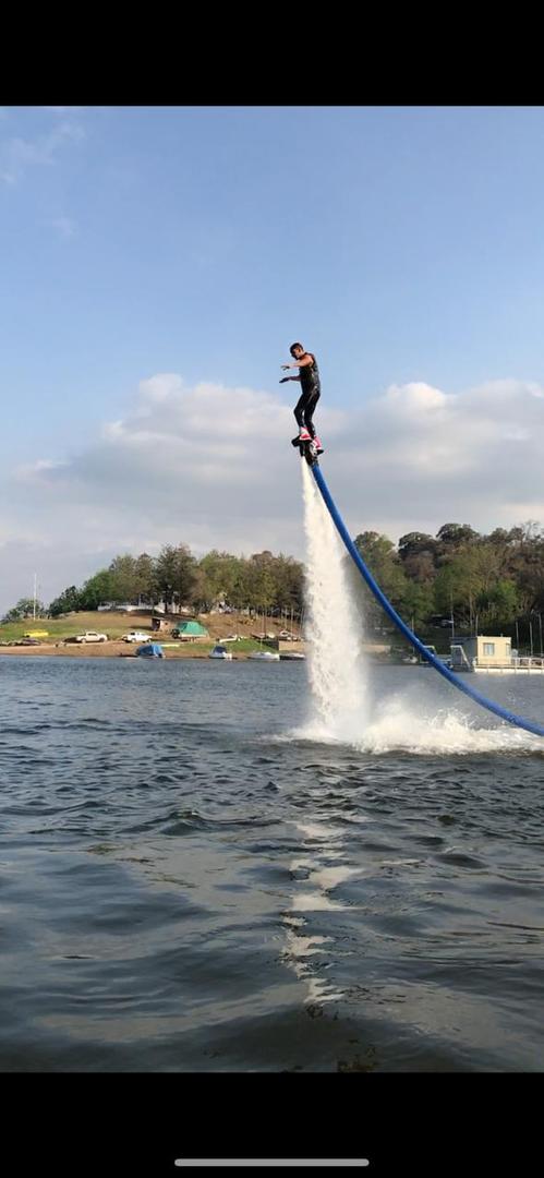 FLYBOARD. Volar es posible sobre el espejo de agua.