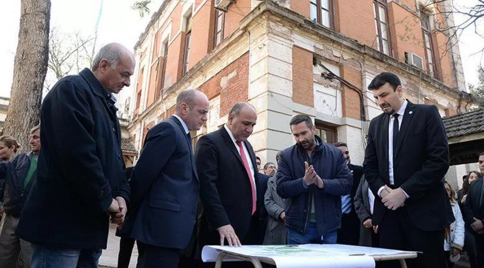 RECORRIDO. Manzur supervisó obras en el antiguo edificio de Educación. TWITTER @JUANMANZUROK