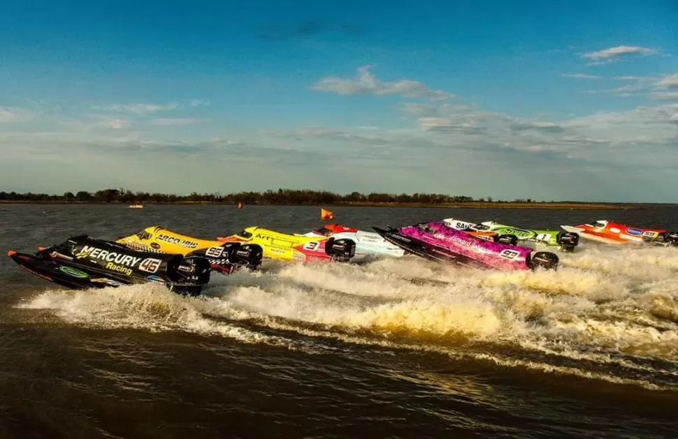 LARGARON. Cuando las lanchas salen, el agua se vuelve blanca por algunos minutos demostrando la potencia de los motores. 