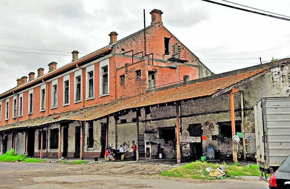 AVENIDA ROCA AL 600. La vieja estación del Provincial, ya fuera de servicio y ruinosa. 
