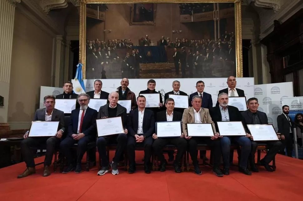 HOMENAJE. Parte del plantel que jugó aquel torneo juvenil en Japón, junto con e técnico César Luis Menotti, fueron distinguidos por el Senado de la Nación, al cumplirse 40 años de haber conseguido el título twitter@Argentina