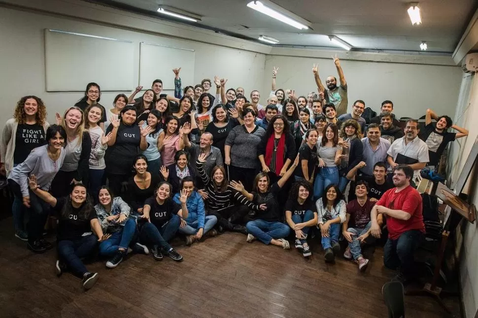 UNA FOTO DESPUÉS DEL ENSAYO. Todos los cantantes quieren formar parte de la imagen junto al director.  