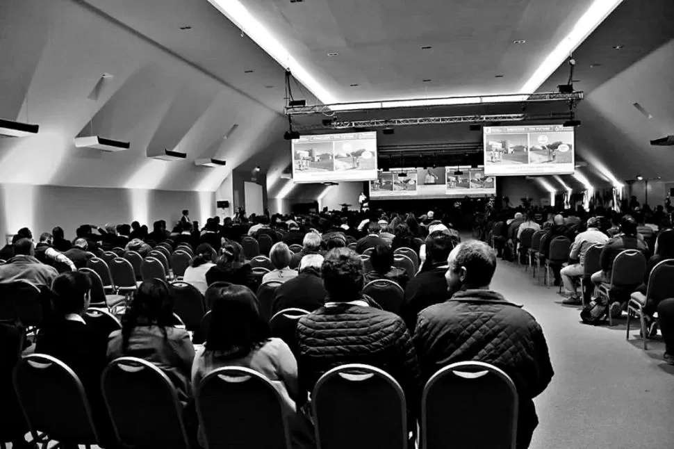 LAS CONFERENCIAS. Las disertaciones que se sucedieron, tanto en el pabellón central como en las salas complementarias, siempre tuvieron una gran concurrencia de especialistas. 