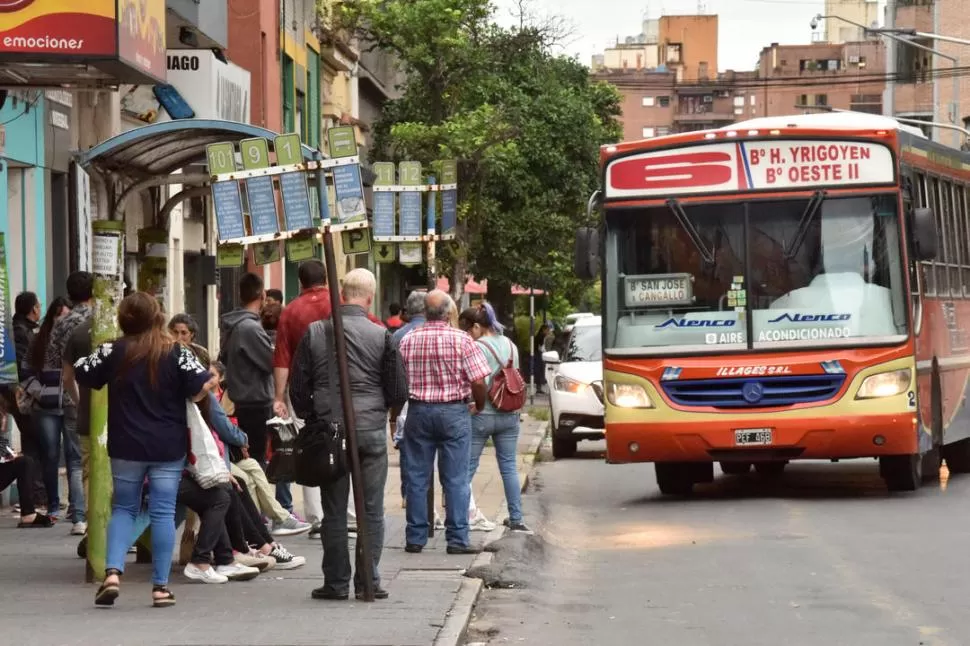 INCERTIDUMBRE. Si el abastecimiento no se regulariza, los usuarios afrontarán demoras más prolongadas por la reducción de frecuencias. la gaceta / foto de Inés Quinteros Orio (archivo)