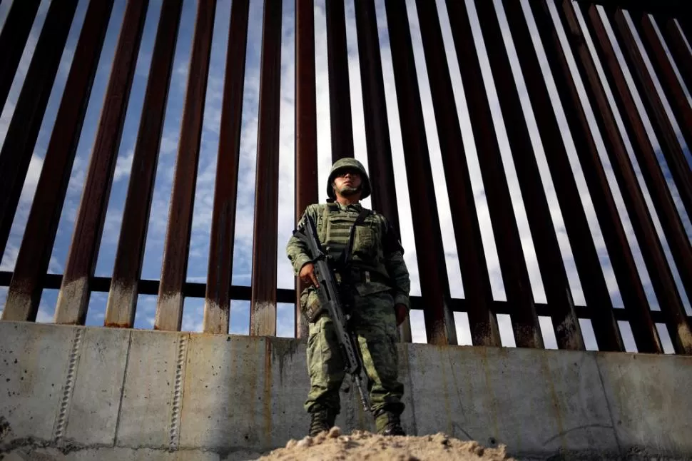 GUARDIA FRENTE AL MURO. Un total de 25.000 agentes fueron asignados a la frontera.  Reuters
