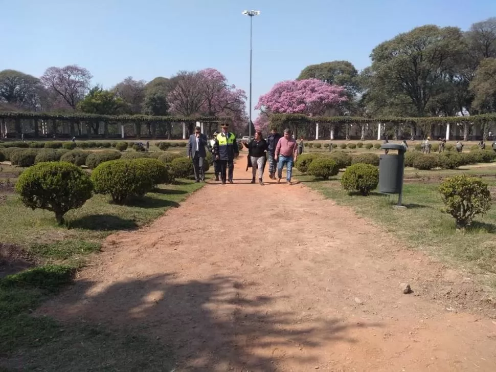 ACUERDO. Funcionarios municipales y autoridades de la Policía dialogan mientras inspeccionan el tradicional paseo de San Miguel de Tucumán.  