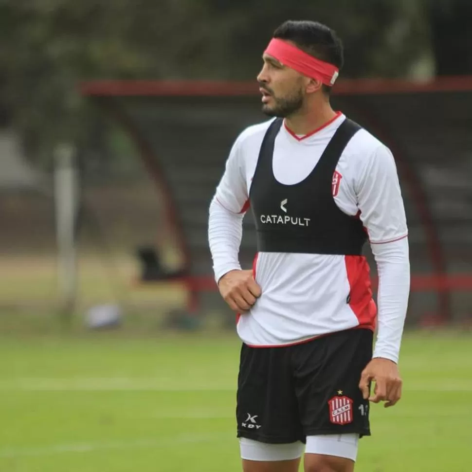 NUEVO LOOK. Luciatti luce una vincha en la zona en la que sufrió el corte.  prensa casm