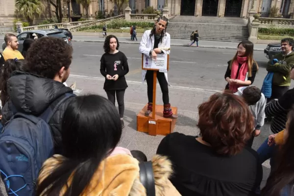 Una oruga capaz de alimentarse con plástico atrapó las miradas en la plaza